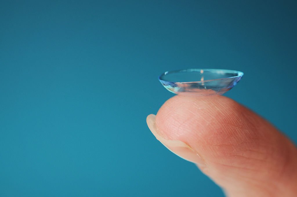 can i leave my contact lenses without solution