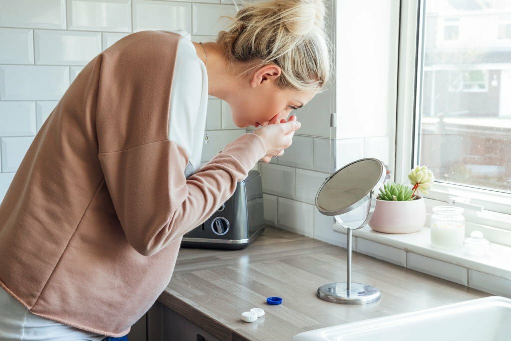 how to keep eye open for contacts 