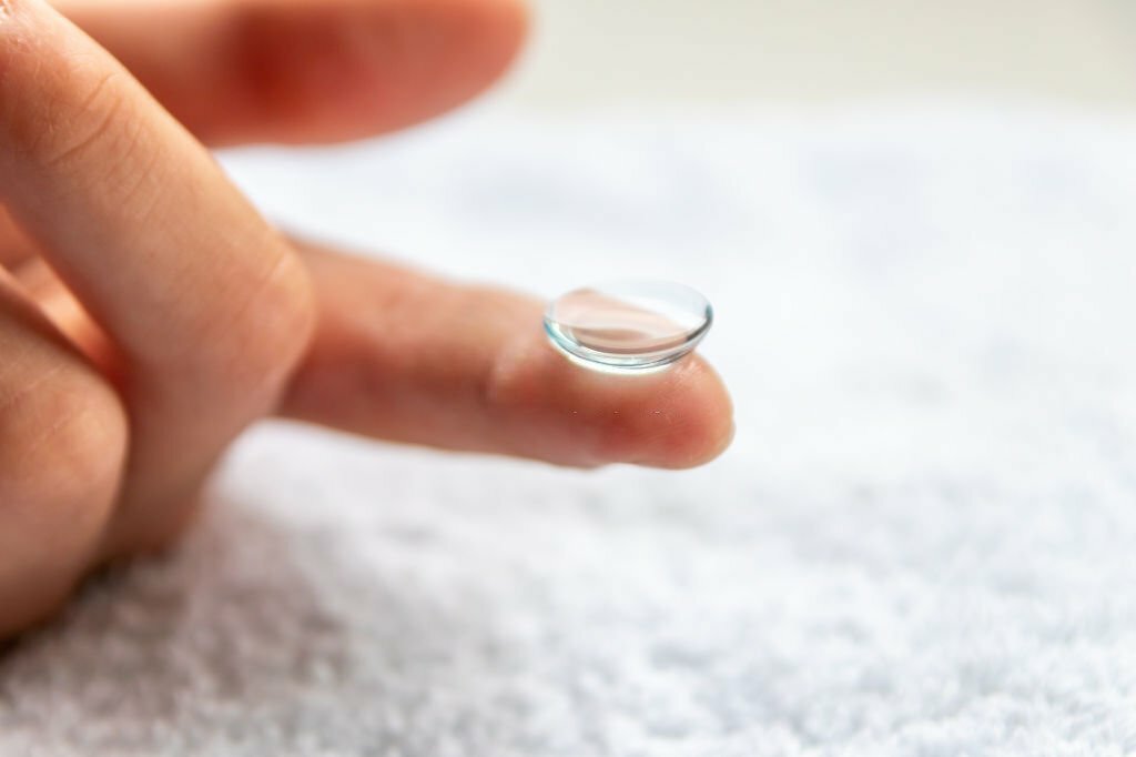 how to take out contacts without touching your eye